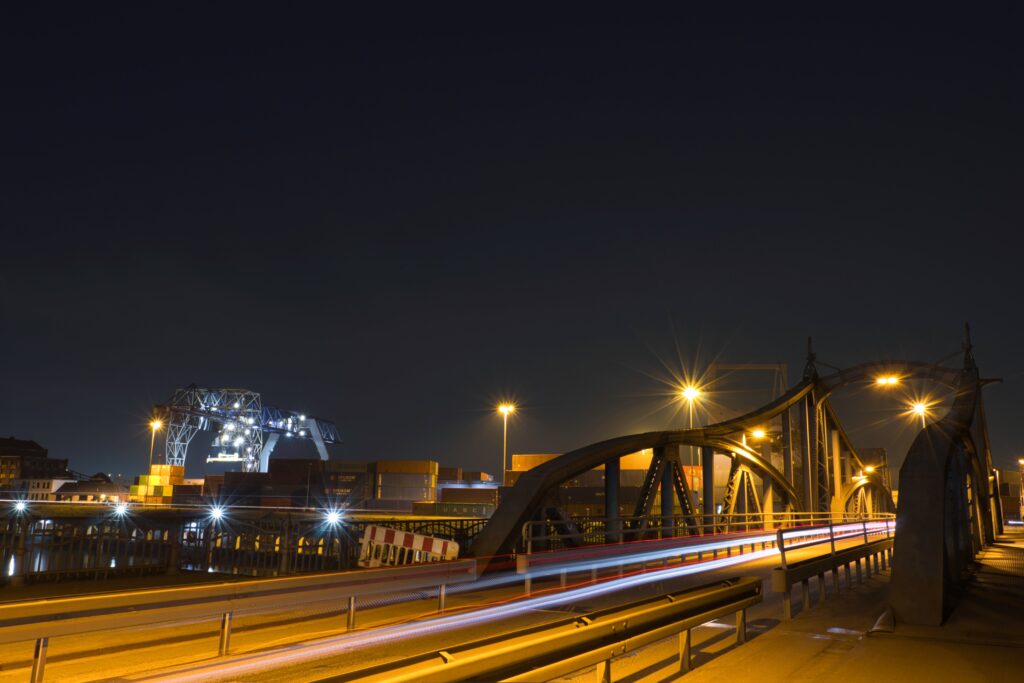 Rechts im Vordergrund die Hafendrehbrücke in Krefeld, im Hintergrund das Örtliche Containerterminal