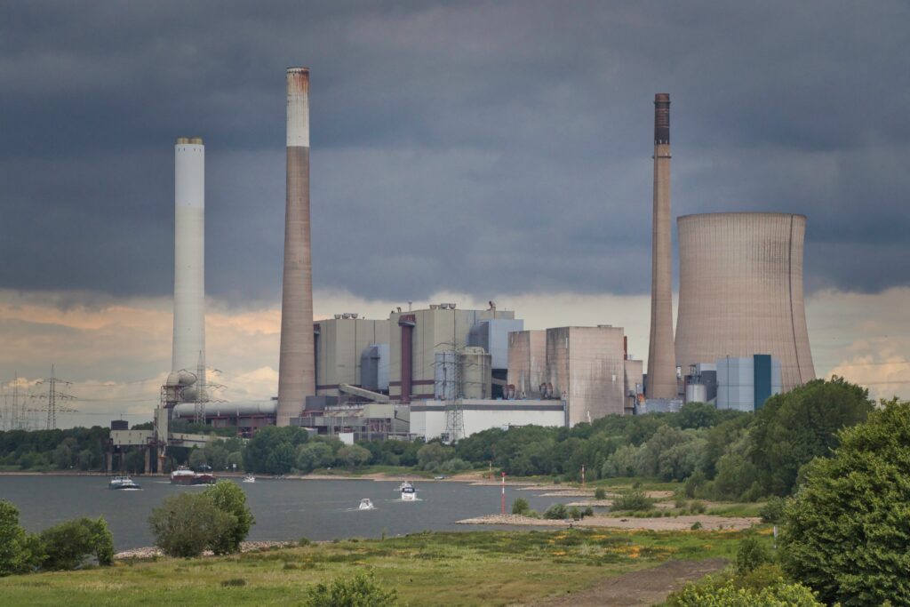 Stillgelegtes Kohlekraftwerk am Rhein